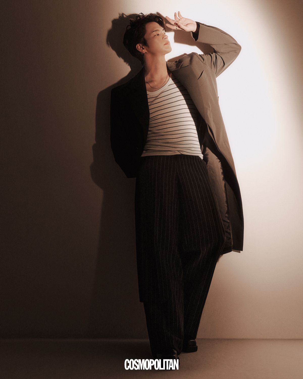 코트 Wooyoungmi. 목걸이 Saint Laurent. 팬츠 Celine. 부츠 Prada. 이너 톱 스타일리스트 소장품. 