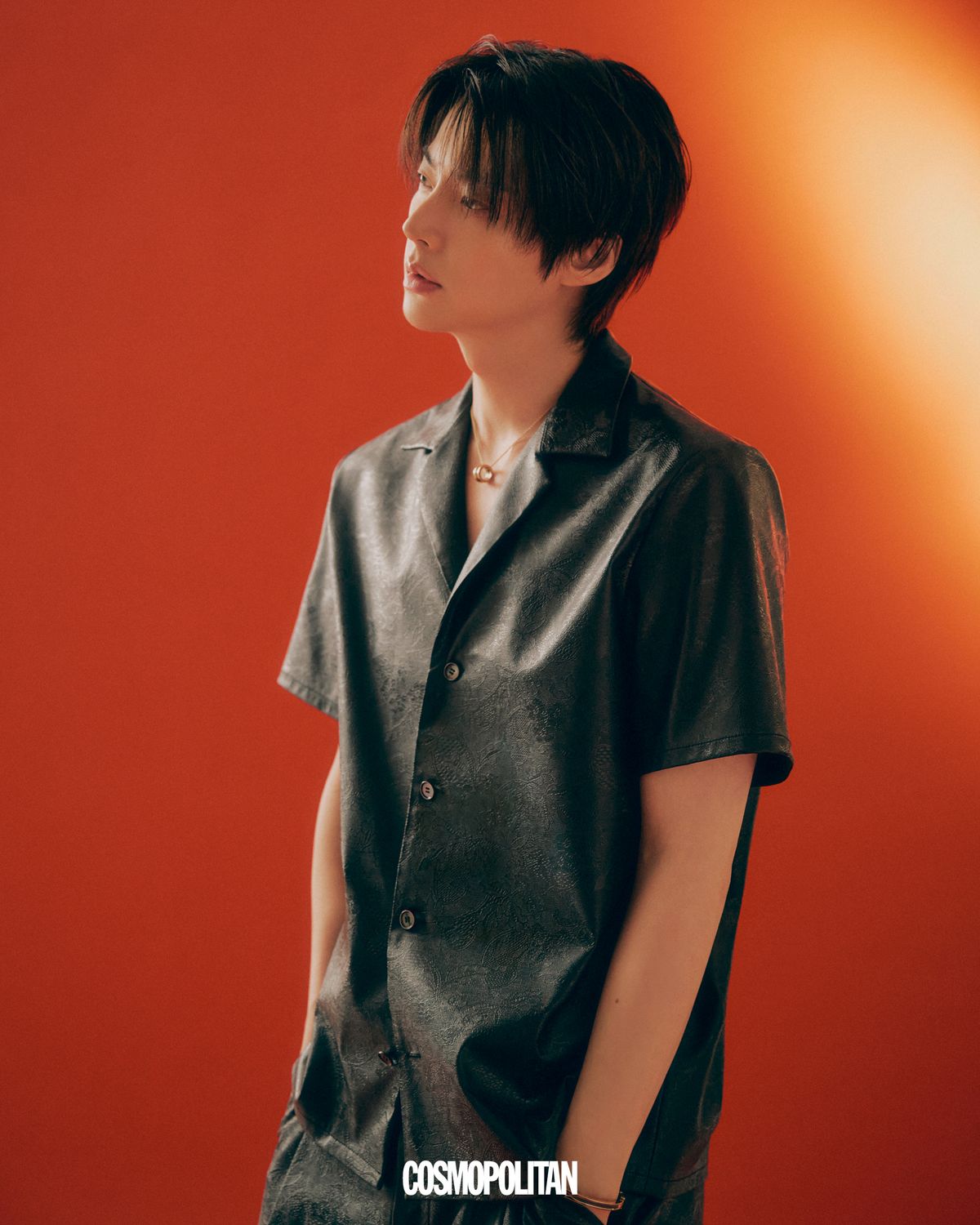 셔츠, 팬츠 모두 Eenk. 목걸이, 팔찌 모두 Bvlgari.