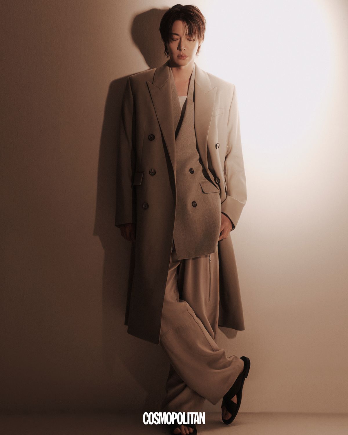 코트, 재킷, 팬츠 모두 Ami. 이너 톱, 슈즈 스타일리스트 소장품.
