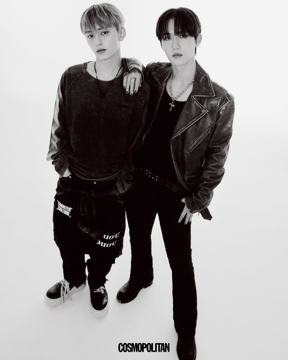(왼쪽부터)롱 슬리브티셔츠는 Diesel by Adekuver, 허리에 묶은 셔츠는 Mindenim by Adekuver, 팬츠와 슈즈는 스타일리스트 소장품.