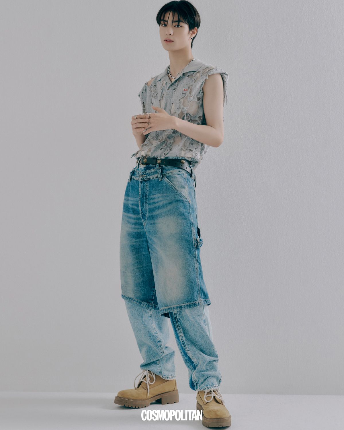 그런지 티셔츠와 레이어드한 쇼츠와 데님 팬츠는 모두 Diesel. 벨트와 신발은 모두 스타일리스트 소장품.
