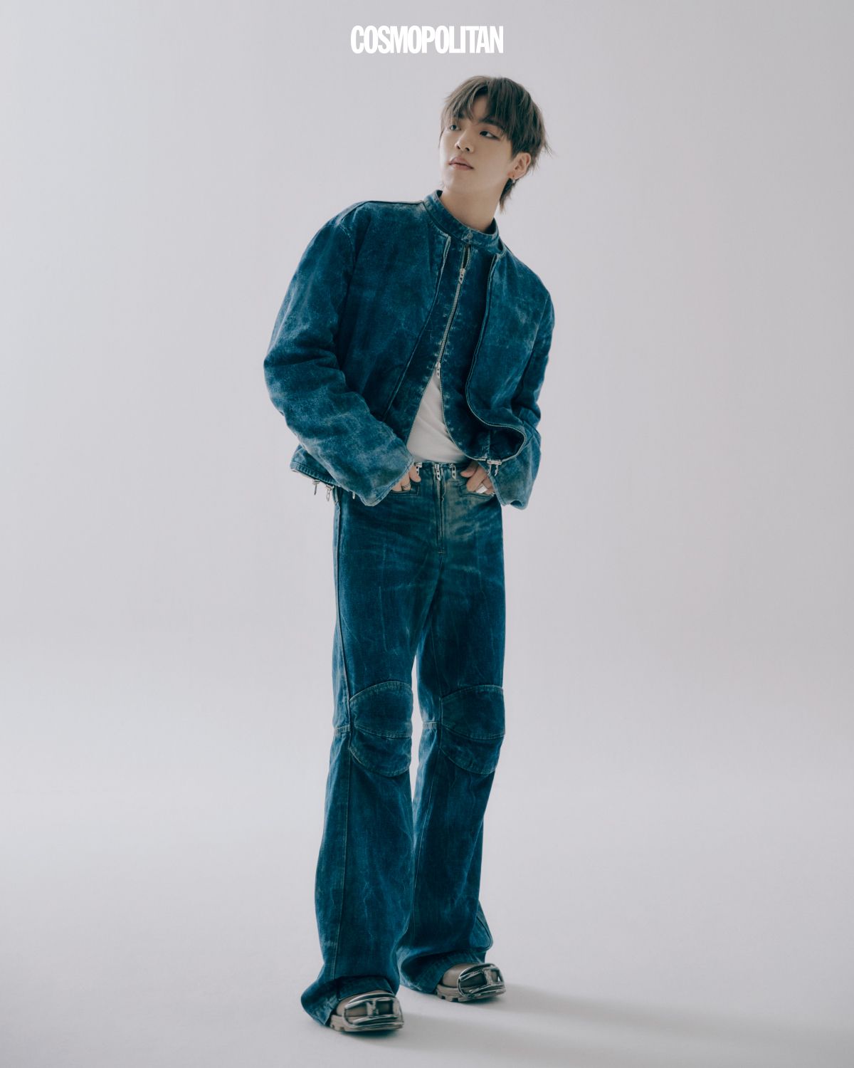 재킷과 팬츠, 슈즈는 모두 Diesel, 이너 티셔츠와 악세서리는 모두 스타일리스트 소장품.