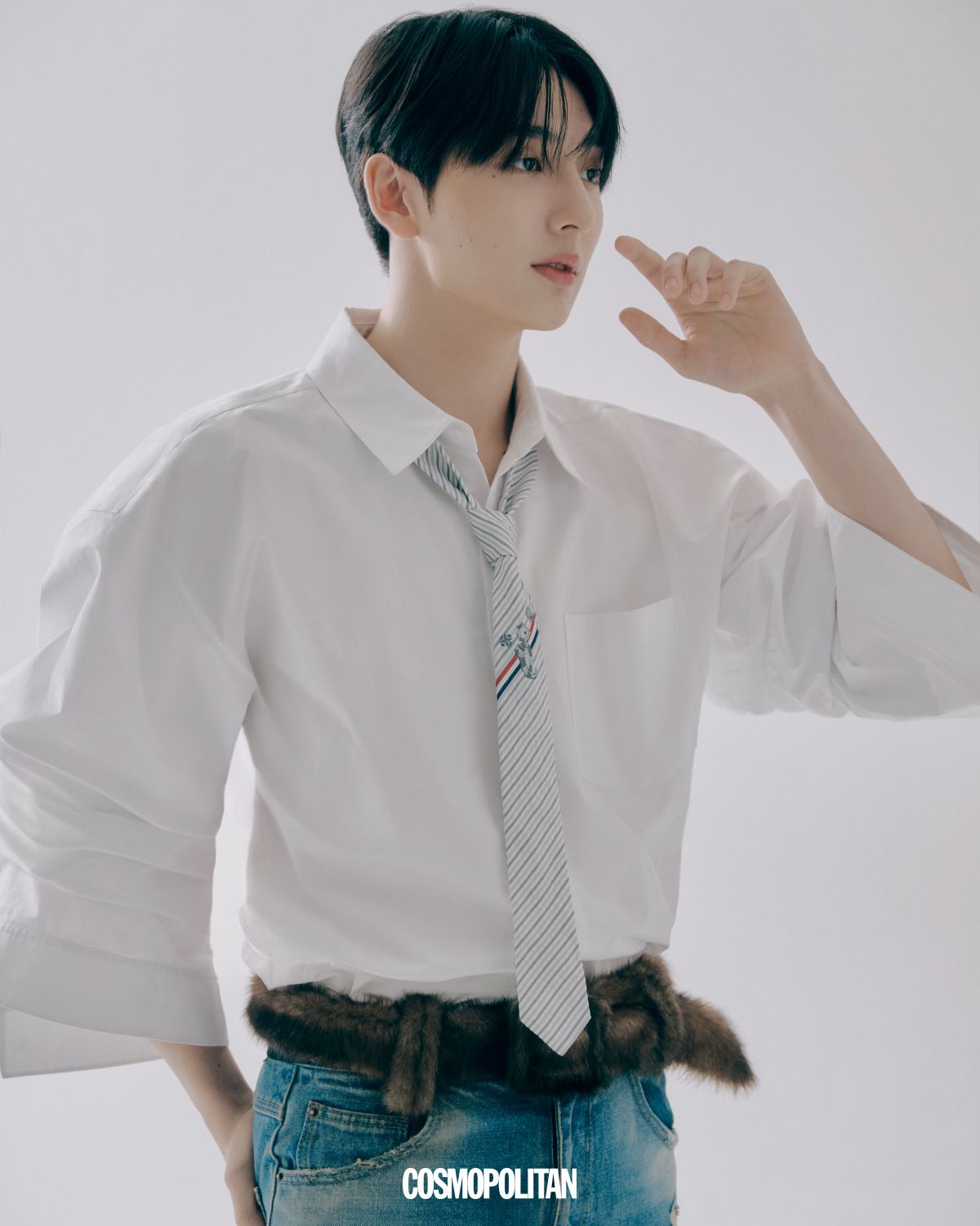 셔츠와 벨트가 부착된 팬츠는 We11done, 타이는 Thom Browne.