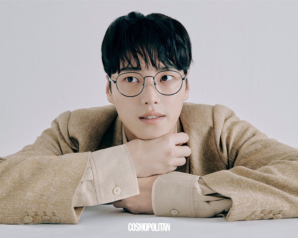 재킷, 셔츠 모두 Eenk. 안경 Ray-Ban.