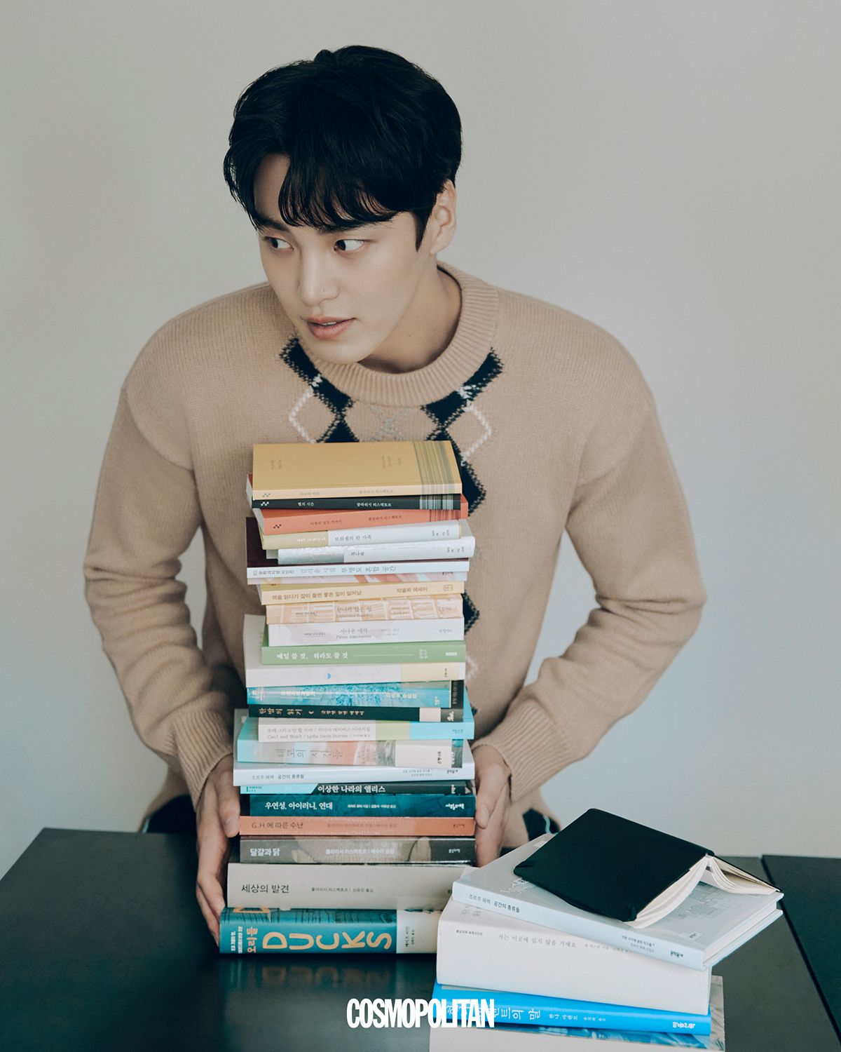 니트 톱 Ami. 트랙 팬츠 Gucci.