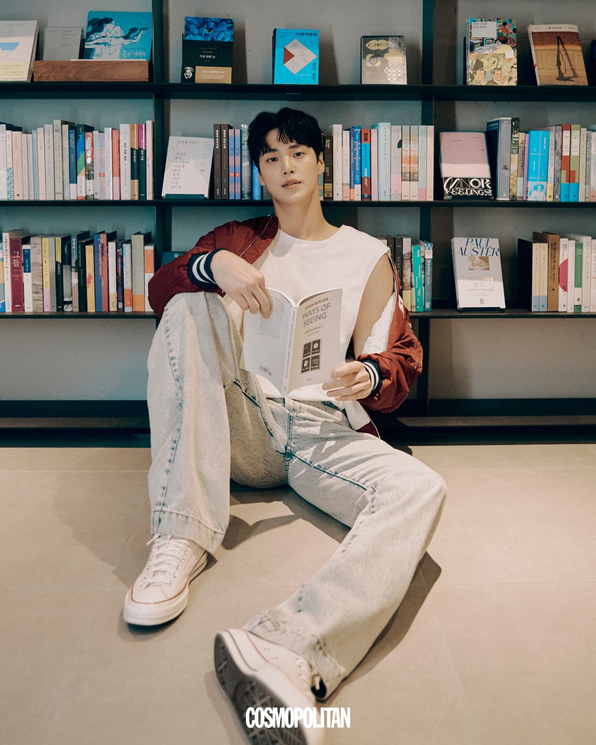 블루종 Gucci. 데님 팬츠 BONBOM. 스니커즈 Converse. 슬리브리스 톱 스타일리스트 소장품.