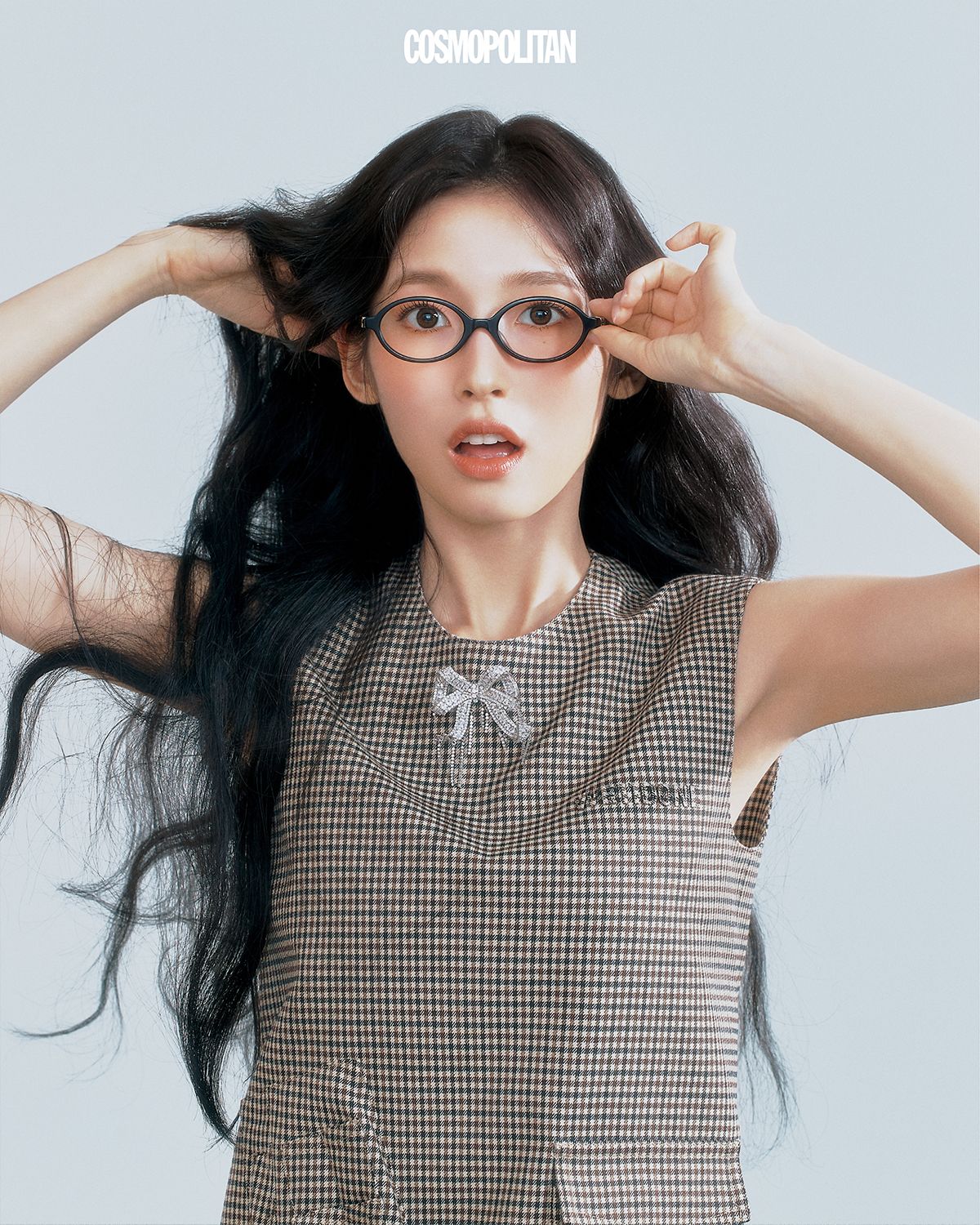 드레스 We11done. 브로치 Self-portrait. 안경 Miu Miu.