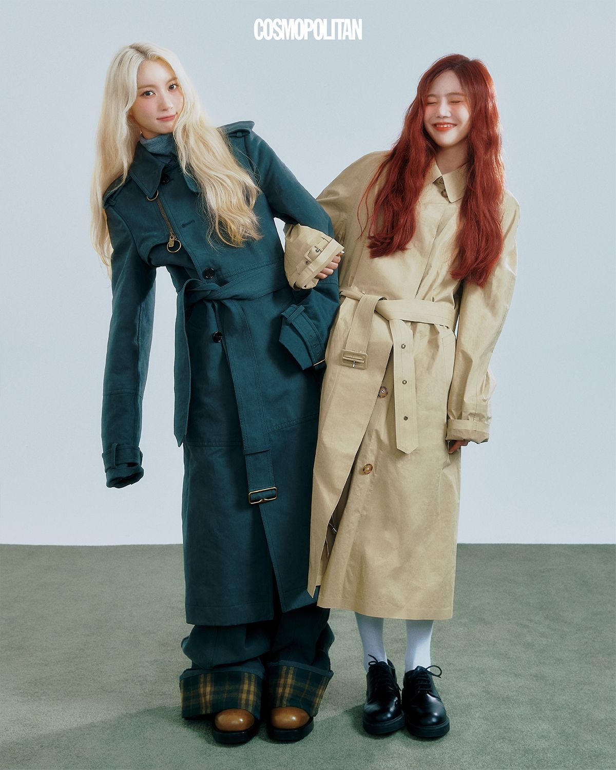 (유빈)트렌치코트, 팬츠, 부츠 모두 Burberry. (효정)트렌치코트 Prada. 로퍼 Camperlab.