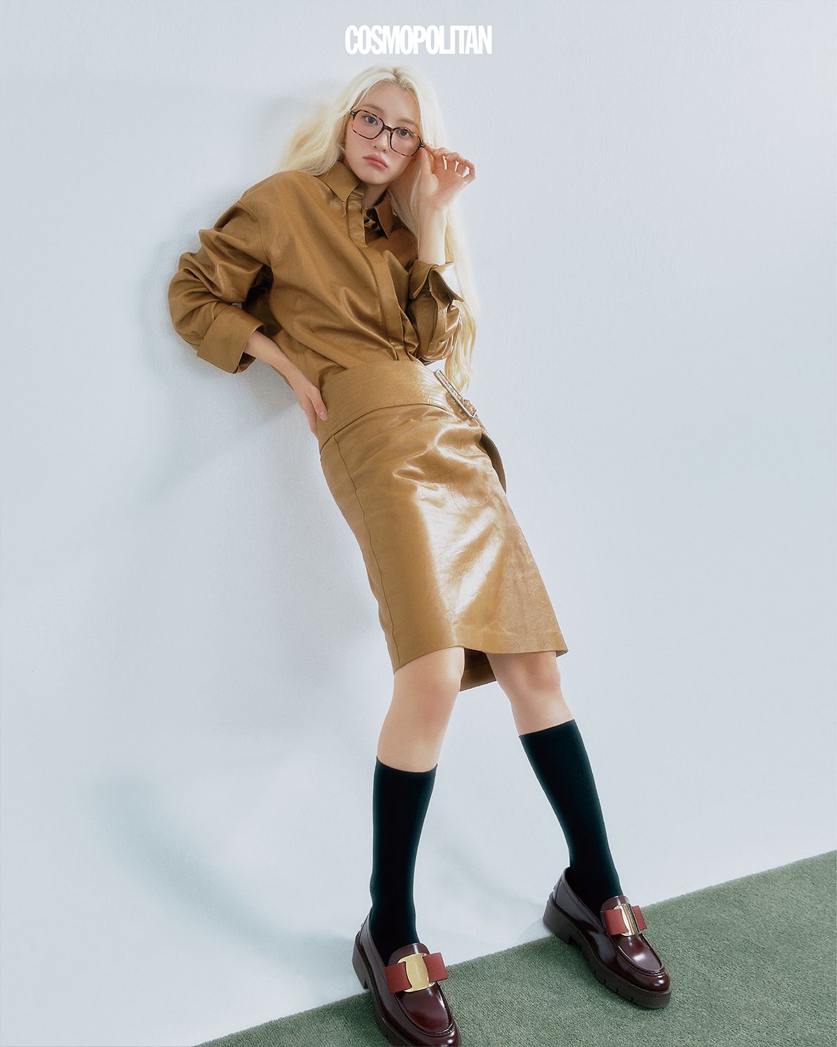 레더 셔츠, 레더 스커트, 로퍼 모두 Ferragamo. 안경 Carin. 니삭스 스타일리스트 소장품.