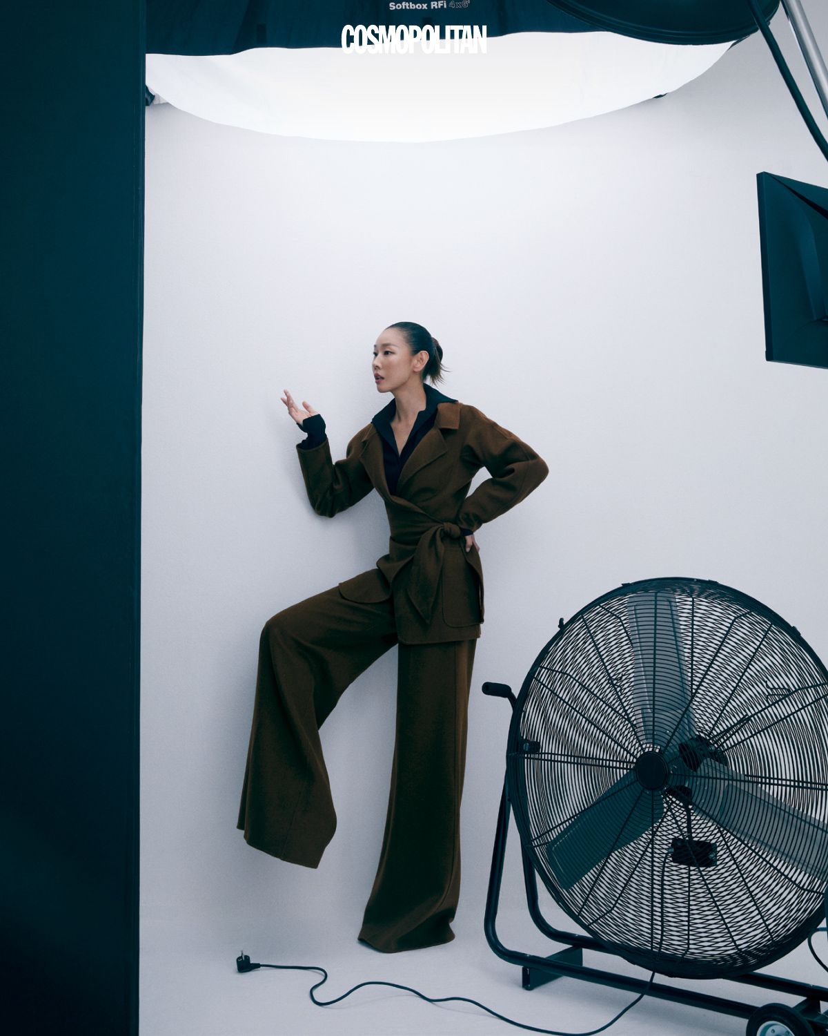 울 재킷 4백만원대, 셔츠 가격미정, 울 플레어 팬츠 가격미정 모두 Max Mara.