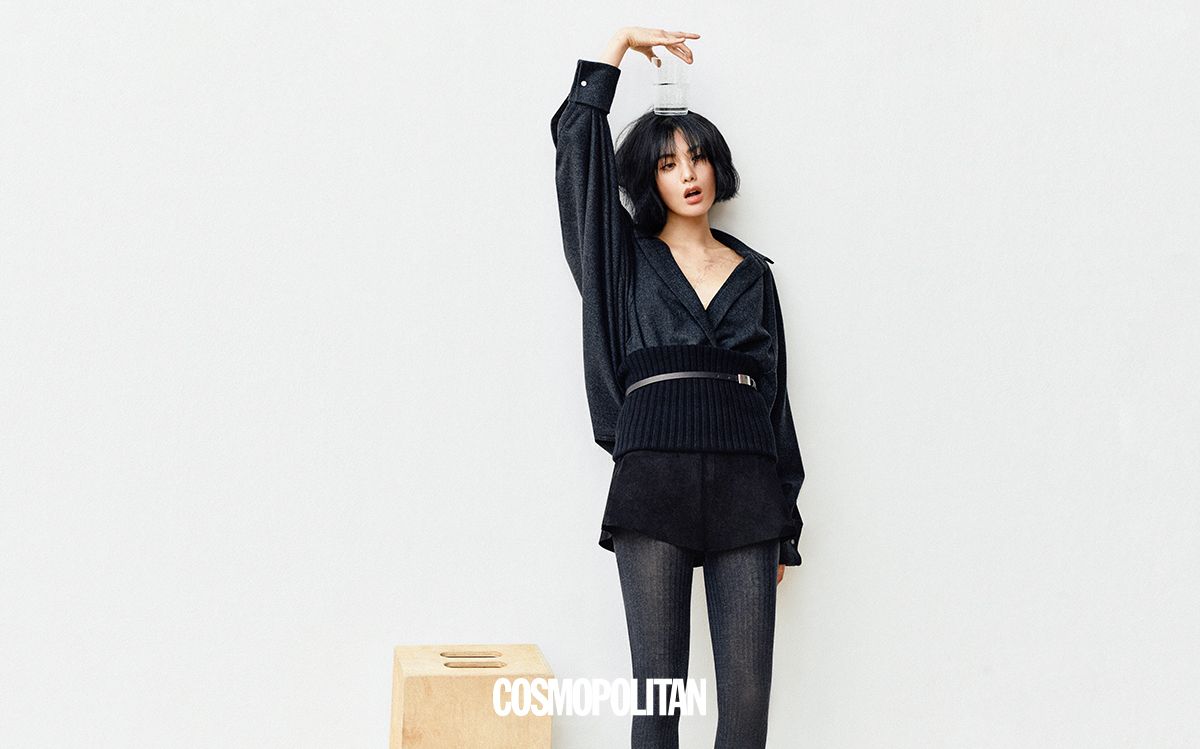 셔츠 블라우스 가격미정, 스웨이드 쇼츠 2백만원대, 니트 벨트 50만원대, 레더 벨트 40만원대, 니트 타이츠 가격미정 모두 Max Mara.