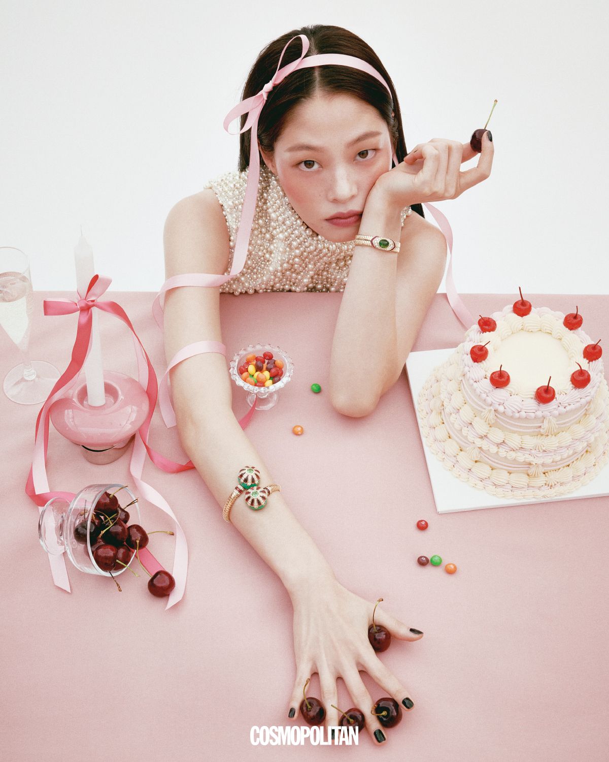 (왼쪽부터)그린 투르말린을 중심으로 18개의 핑크 투르말린과 다이아몬드가 파베 세팅된 투보가스 하이 주얼리 브레이슬릿, 옐로 골드 소재에 카보숑 컷 크린 투르말린과 24개의 루비, 다이아몬드가 파베 세팅된 투보가스 하이 주얼리 브레이슬릿 모두 가격미정 Bvlgari. 진주 장식 톱 가격미정 Celine by Hedi Slimane.