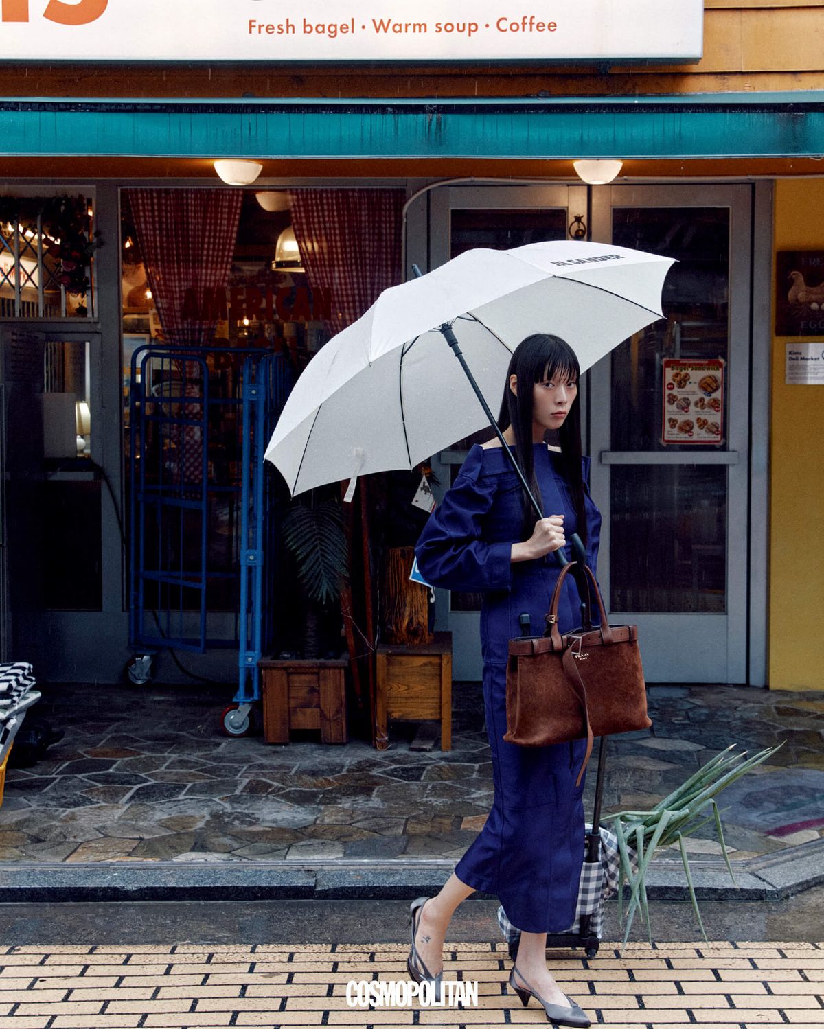아노락 드레스, 토트백, 펌프스 모두 가격미정 Prada.