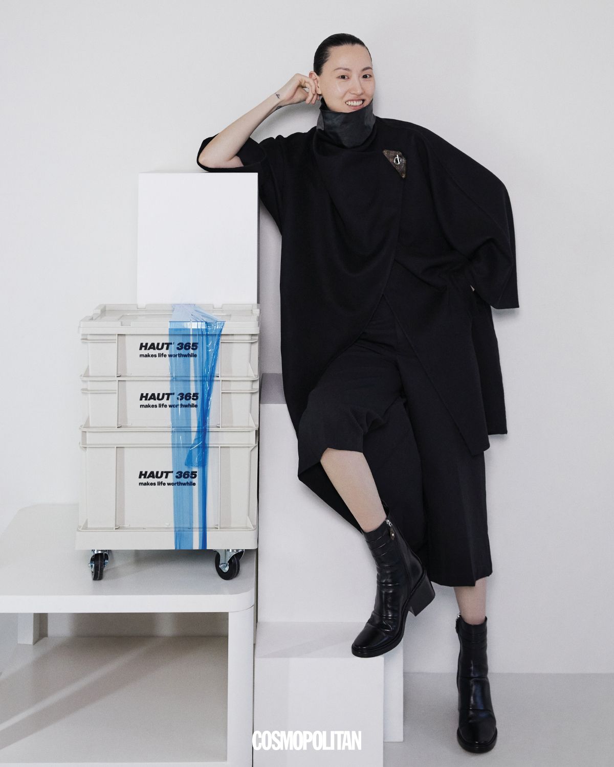 숄 디테일 코트, 레더 톱, 버뮤다팬츠, 미디 부츠 모두 가격 미정 Louis Vuitton.