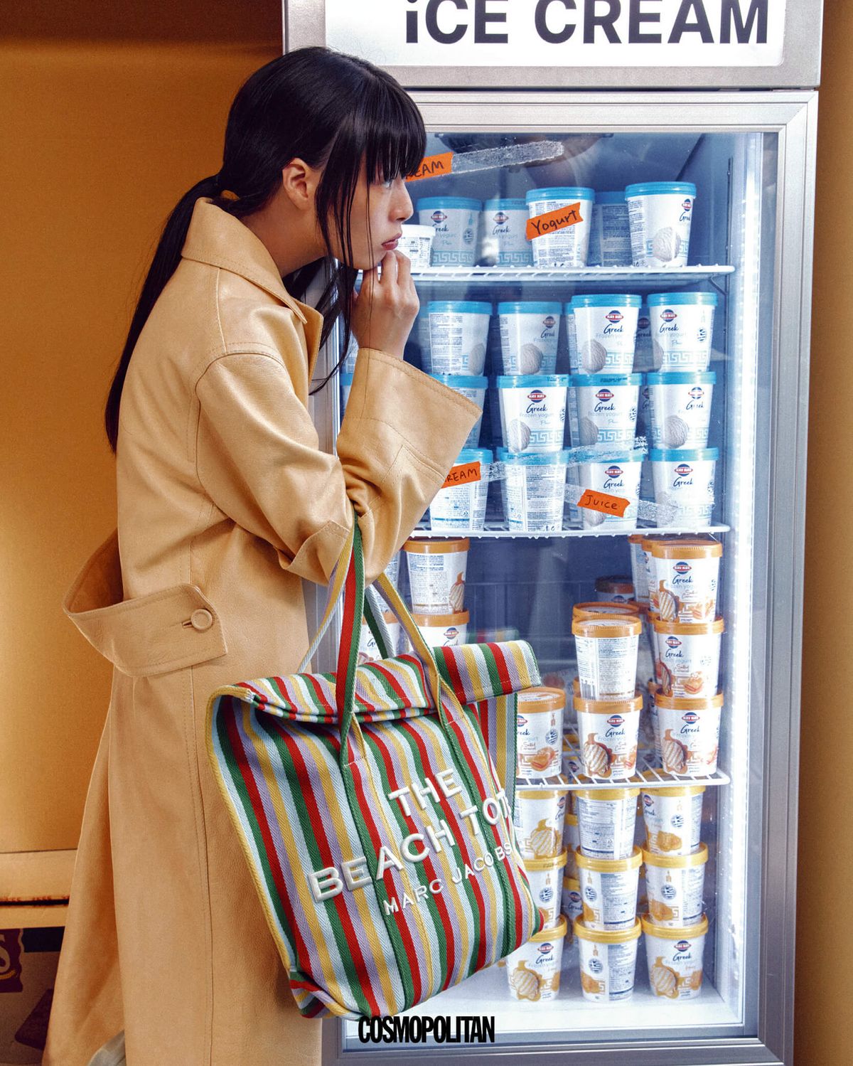 레더 트렌치코트 가격미정 Gucci. 쇼퍼 백 71만원대 Marc Jacobs. 부츠 가격미정 Dries Van Noten. 