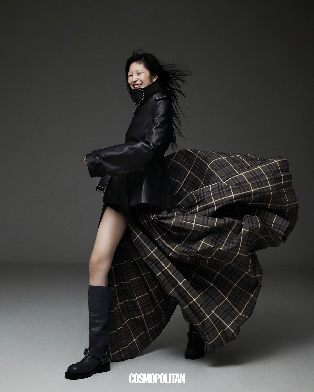 바이커 트렌치코트, 맥시 킬트 스커트, 롱부츠 모두 가격미정 Burberry.