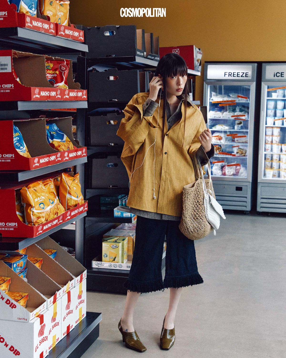 셔츠, 이너 셔츠, 스커트, 숄더백, 스트로 백, 펌프스 모두 가격미정 Bottega Veneta.