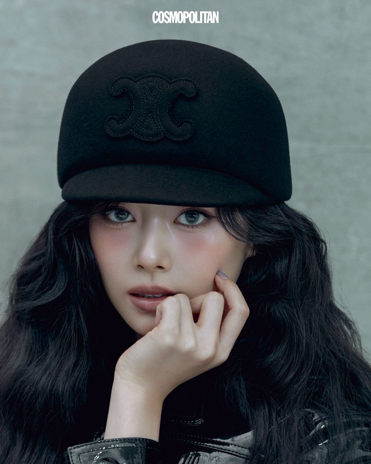 재킷, 이너 톱, 해트 모두 Celine.