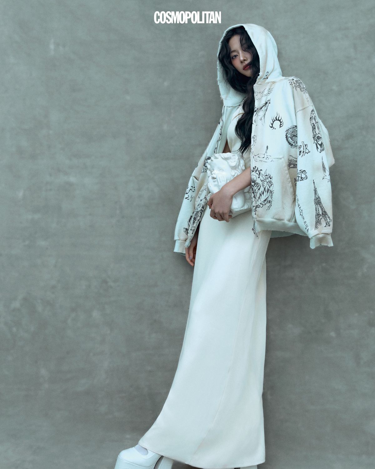 후드 집업 Balenciaga. 드레스 Erdem . 슈즈 Marc Jacobs. 