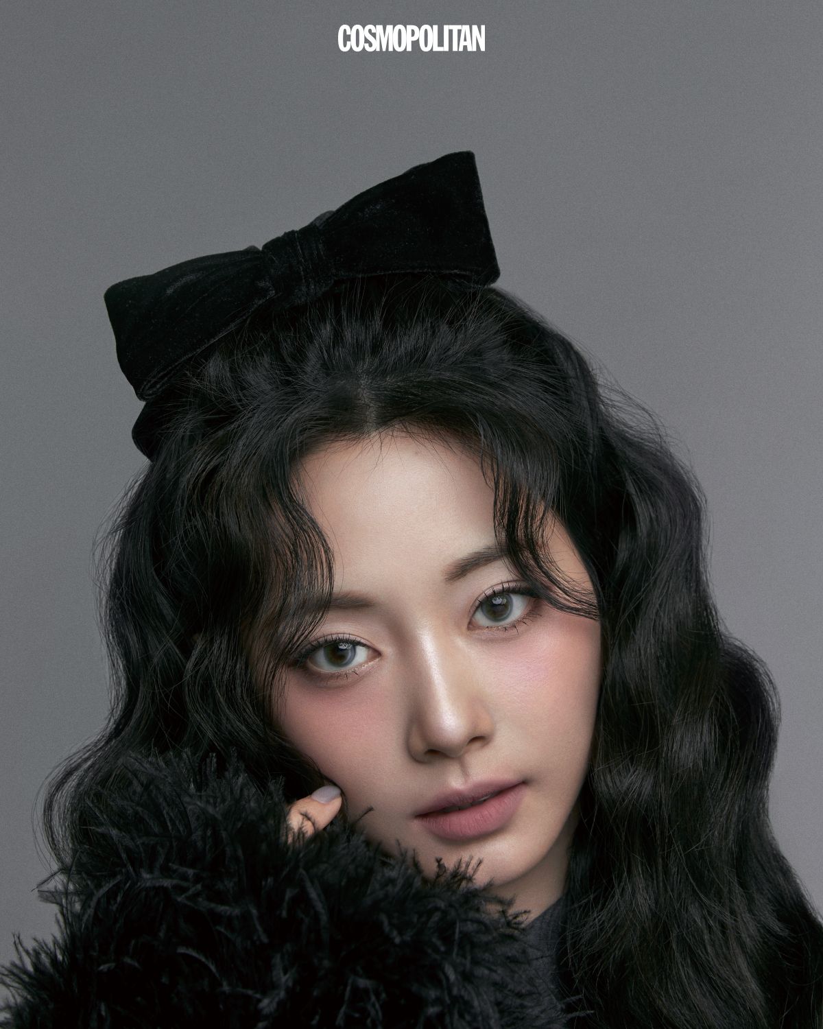 퍼 재킷, 셔츠 모두 Sportmax. 리본 헤어핀 스타일리스트 소장품.