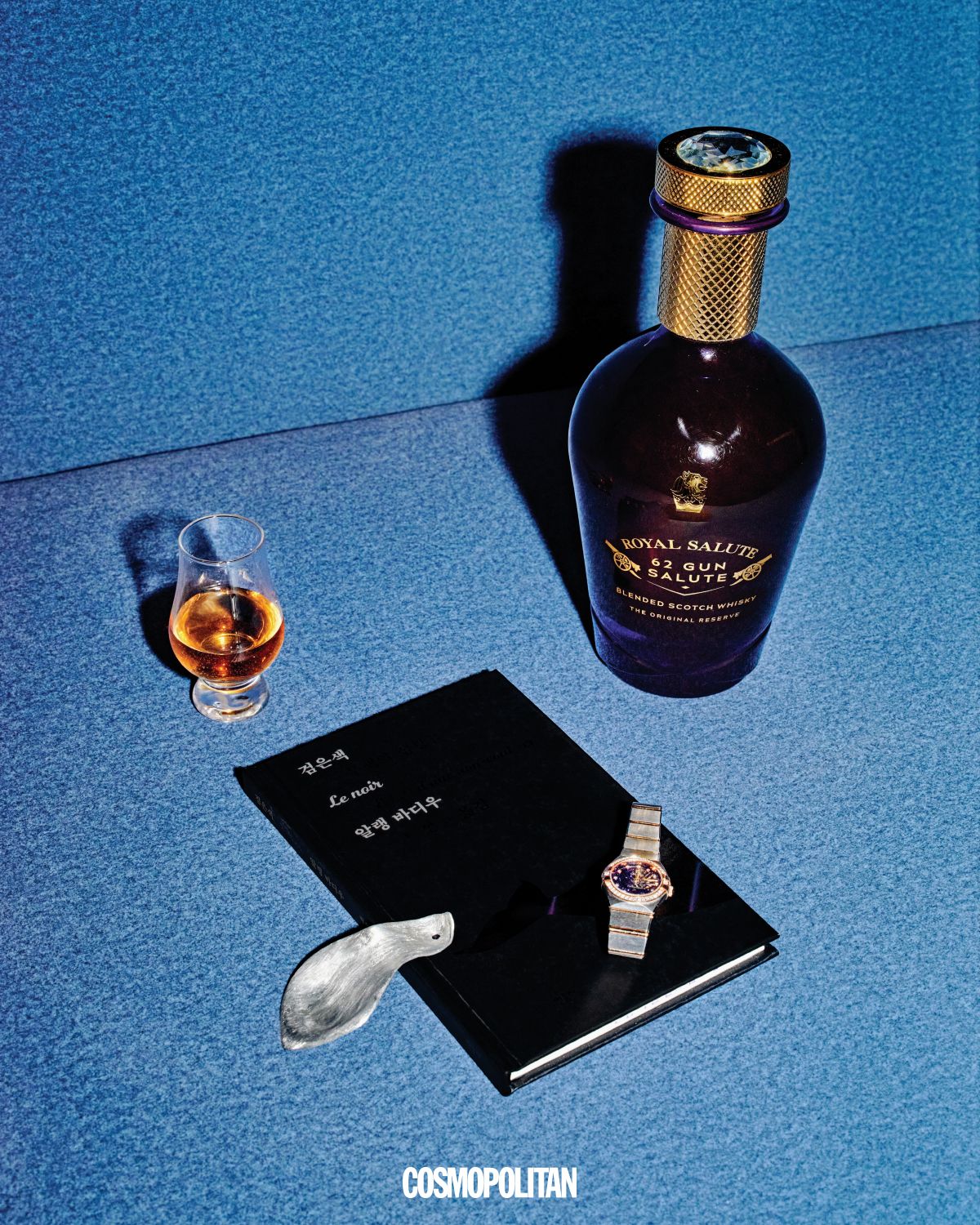 위스키 잔 가격미정 Glen Cairn. 시계 1천4백만원대 Omega. 꽃잎 모양 오브제 4만원 Studio Foh by Twl.