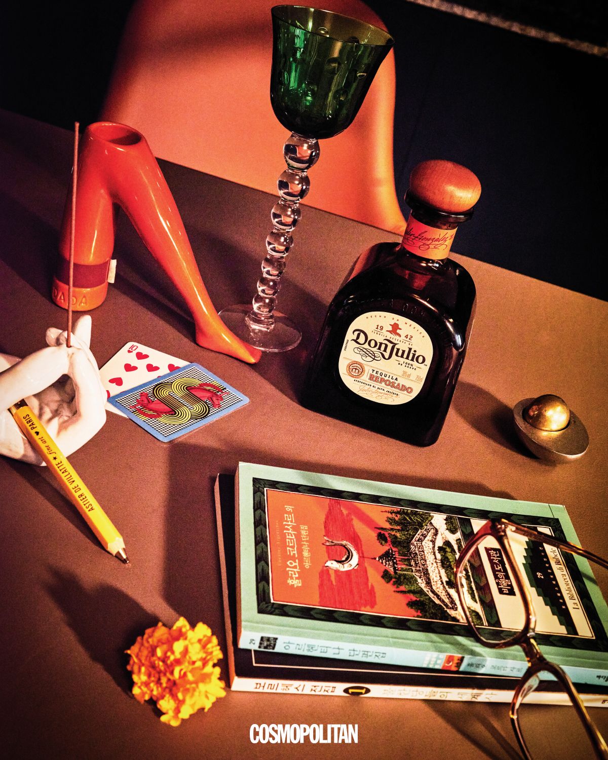 와인 잔 가격미정 Saint-Louis. 카드 게임 세트 가격미정 Hermès. 다리 모양의 성냥 12만8천원, 달걀 모양의 문진 4만9천원 모두 39etc. 손 모양의 인센스 홀더 70만8천원, 연필 모양 샤프 2만4천원 모두 Astier de Villatte. 안경 55만5천원 J.T.O. Originals.