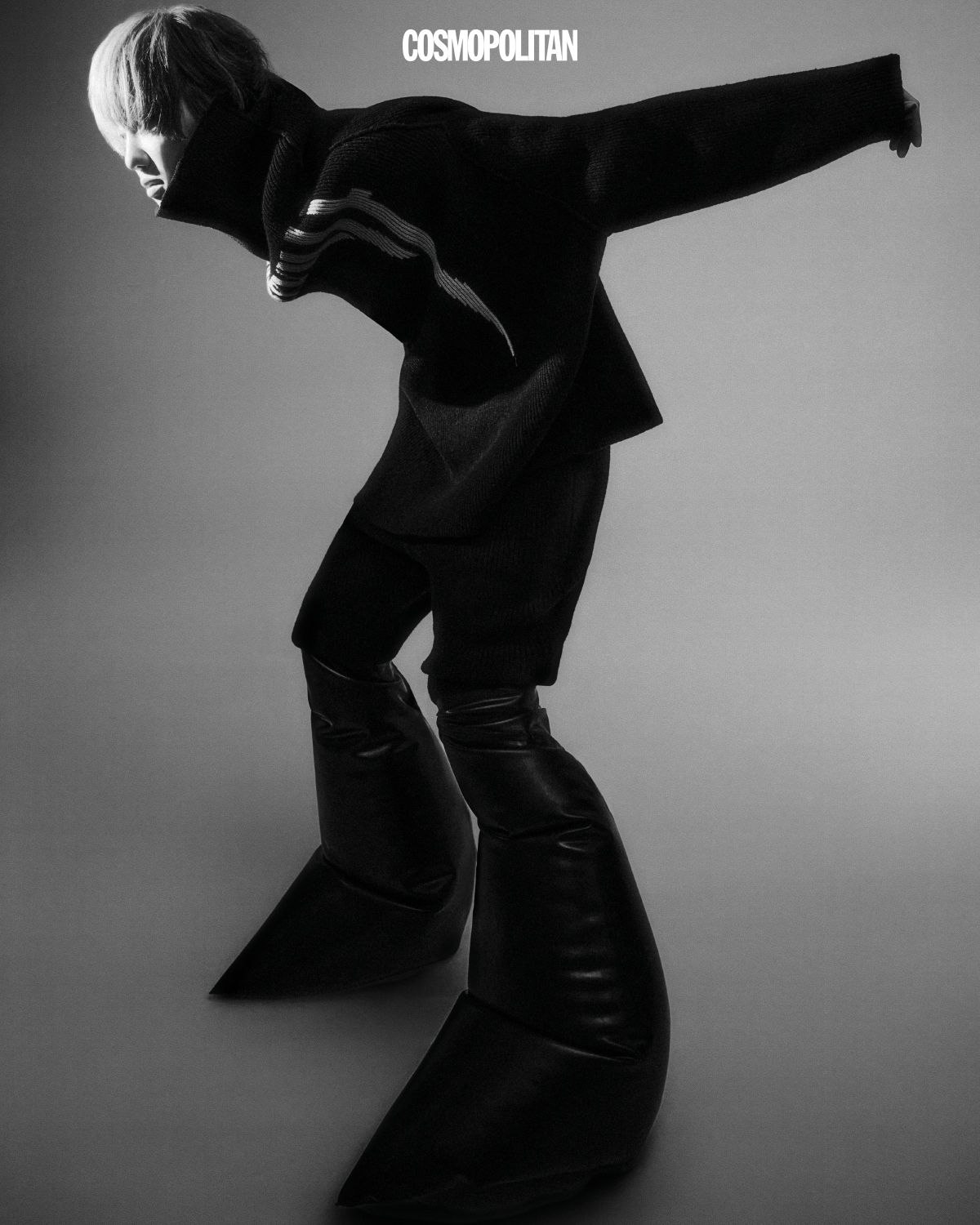 니트 슈트, 니트 터틀넥, 부츠 모두 가격미정 Rick Owens.