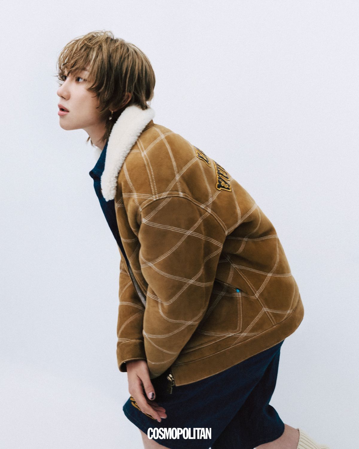 시어링 워크웨어 재킷, 코튼 셔츠, 코튼 쇼츠, B 블라썸 이어링 모두 가격미정 Louis Vuitton. 니삭스 스타일리스트 소장품. 