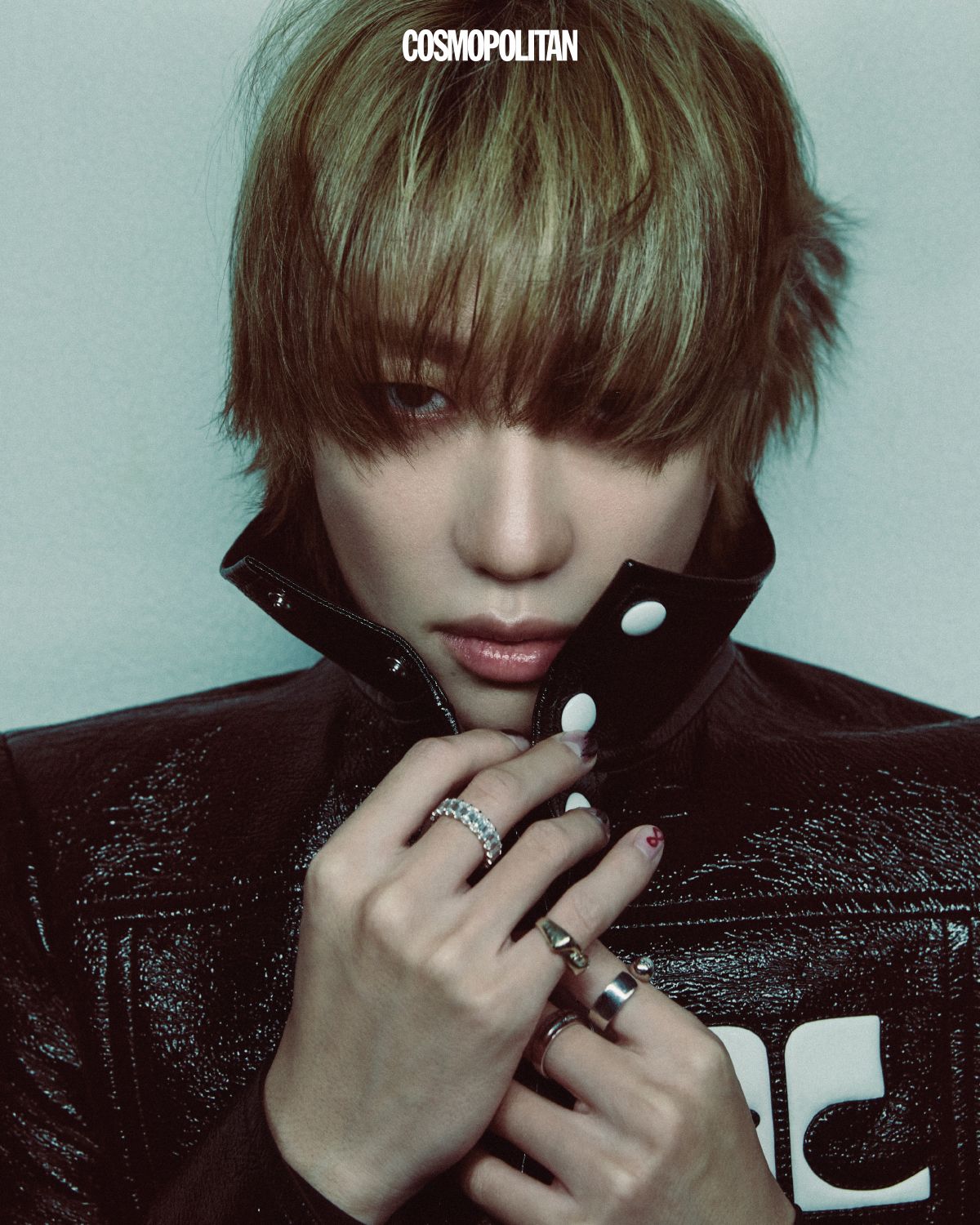 페이던트 재킷 가격미정 Courrèges. 링과 왼손 검지의 링으로 연출한 이어 커프 모두 가격미정 Tee Ring Jay. 오른손 소지의 링 본인 소장품. 