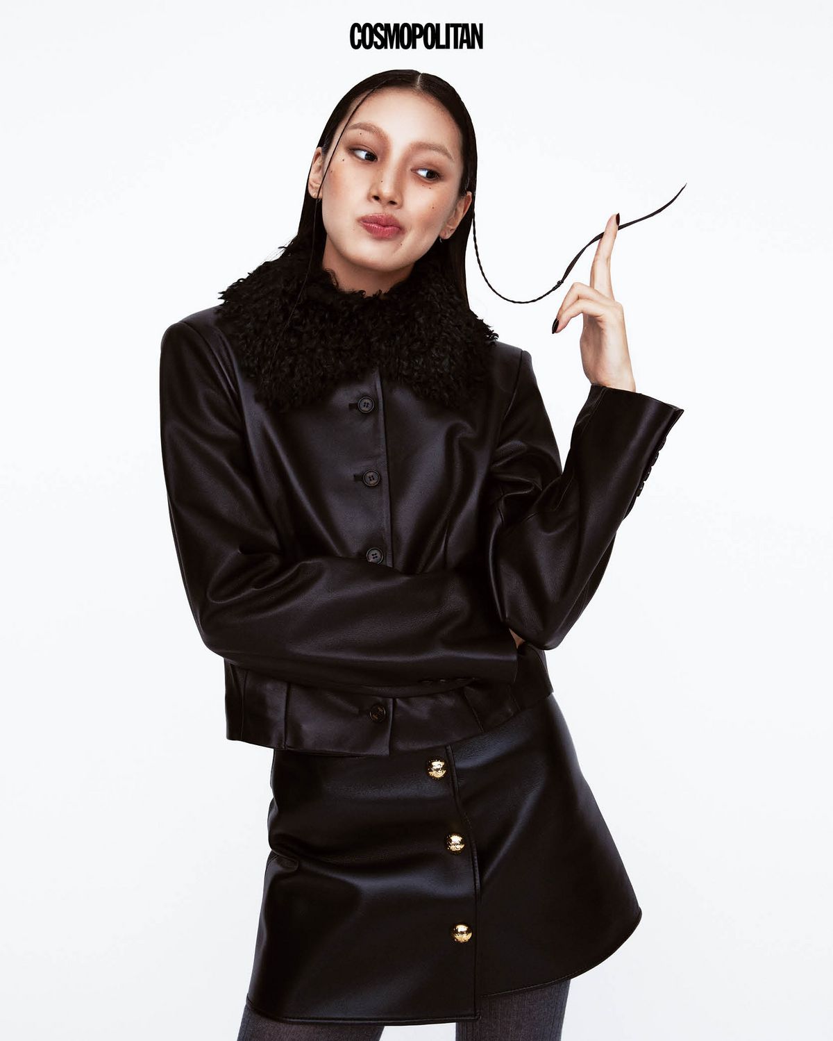 레더 재킷 1백18만원 Eenk. 레더 미니스커트 가격미정 Celine by Hedi Slimane. 타이츠 가격미정 Miu Miu.