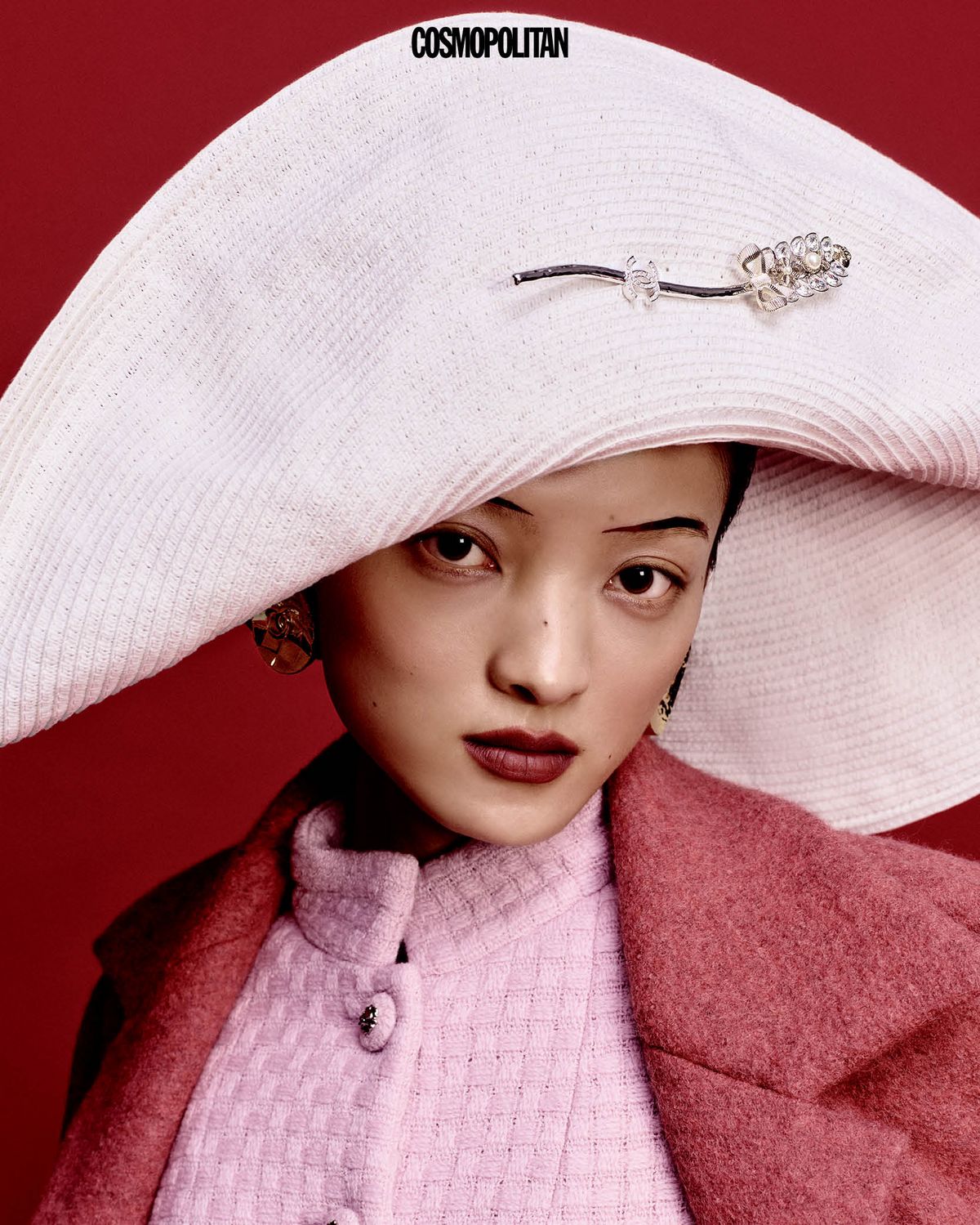 롱코트, 트위드 재킷, 플로피 해트, 귀고리 모두 가격미정 Chanel.