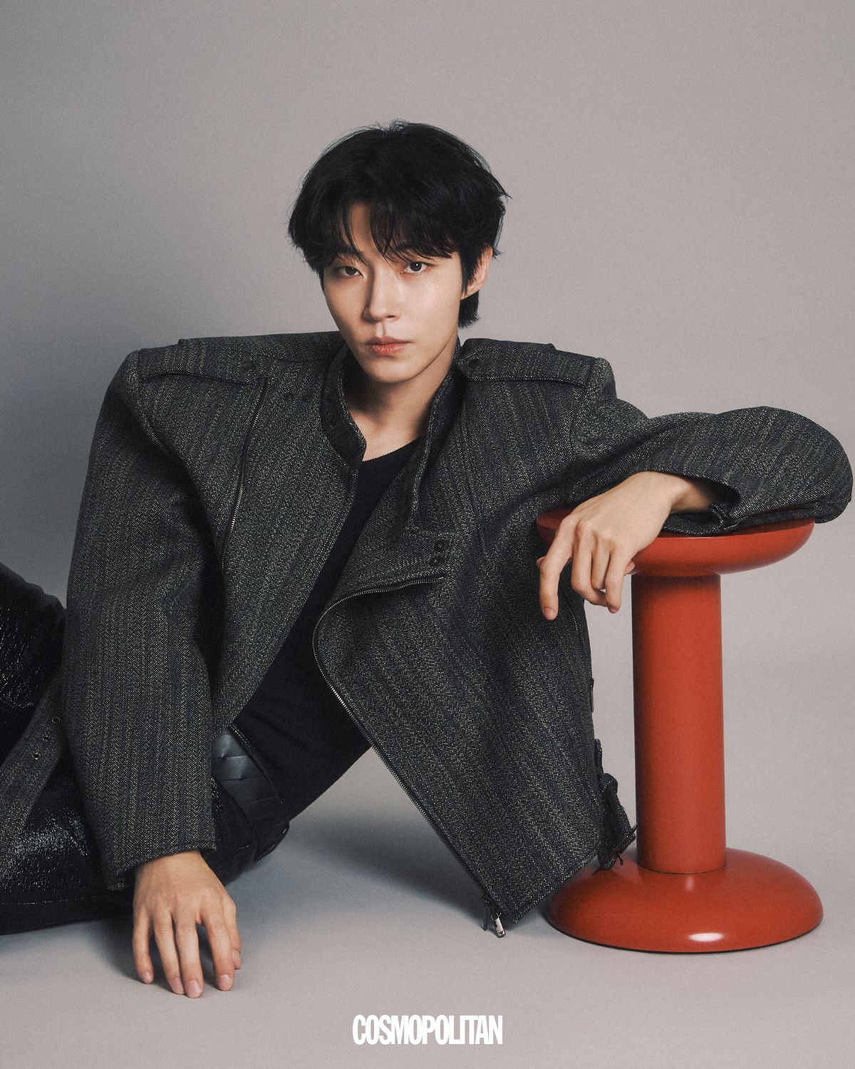 바이커 재킷 Emporio Armani. 이너 톱 Junyawatanabe Man. 레더 팬츠 Courrèges.