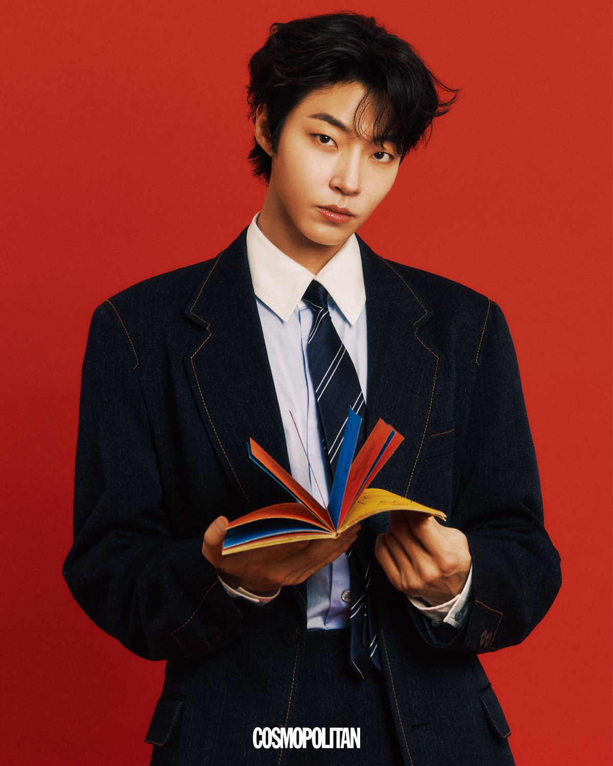 데님 재킷, 셔츠, 팬츠 모두 Wooyoungmi. 타이 스타일리스트 소장품. 