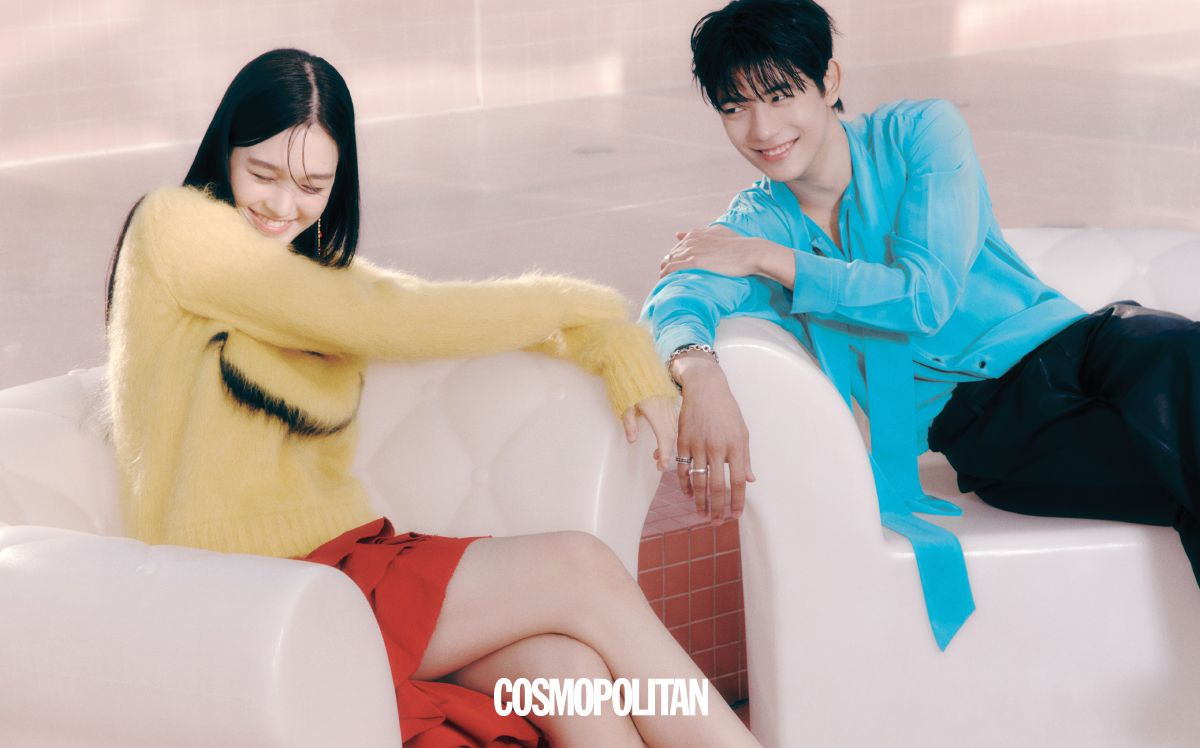 (이수현)스웨터, 스커트, 귀고리 모두 Moschino. (로몬)실크 셔츠 Lemeteque. 레더 팬츠 Diesel. 목걸이 xTe. 팔찌, 반지 모두 Chrome Hearts.