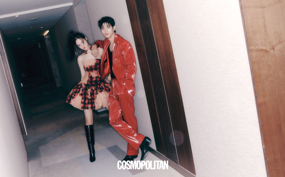 (이수현)드레스 Juun.J.롱부츠 Moschino. 초커 Marc Jacobs. (로몬)레더 슈트, 이너 톱 모두 Lemeteque. 목걸이 Dolce&Gabbana. 반지 Tom Wood. 첼시 부츠 Diesel. 