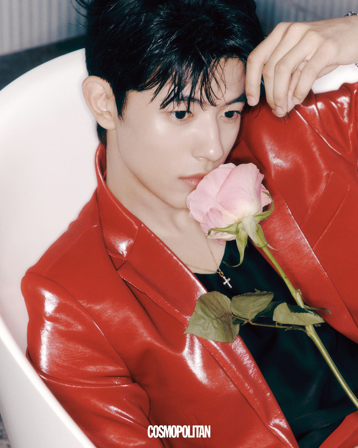  레더 재킷, 이너 톱 모두 Lemeteque. 목걸이 Dolce&Gabbana.