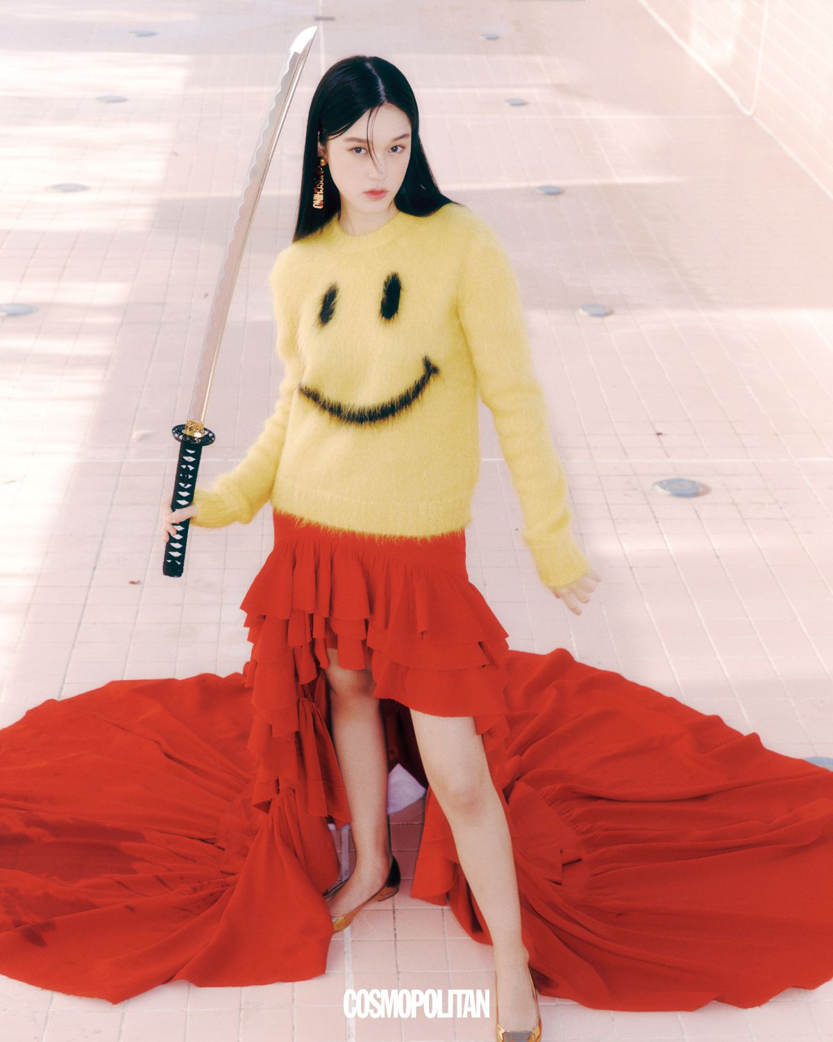 스웨터, 스커트, 귀고리 모두 Moschino. 슈즈 Gianvito Rossi.