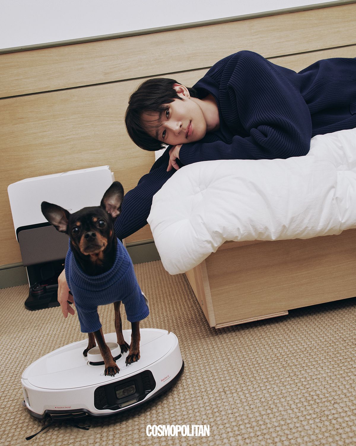 카디건, 니트 톱 모두 Gucci.