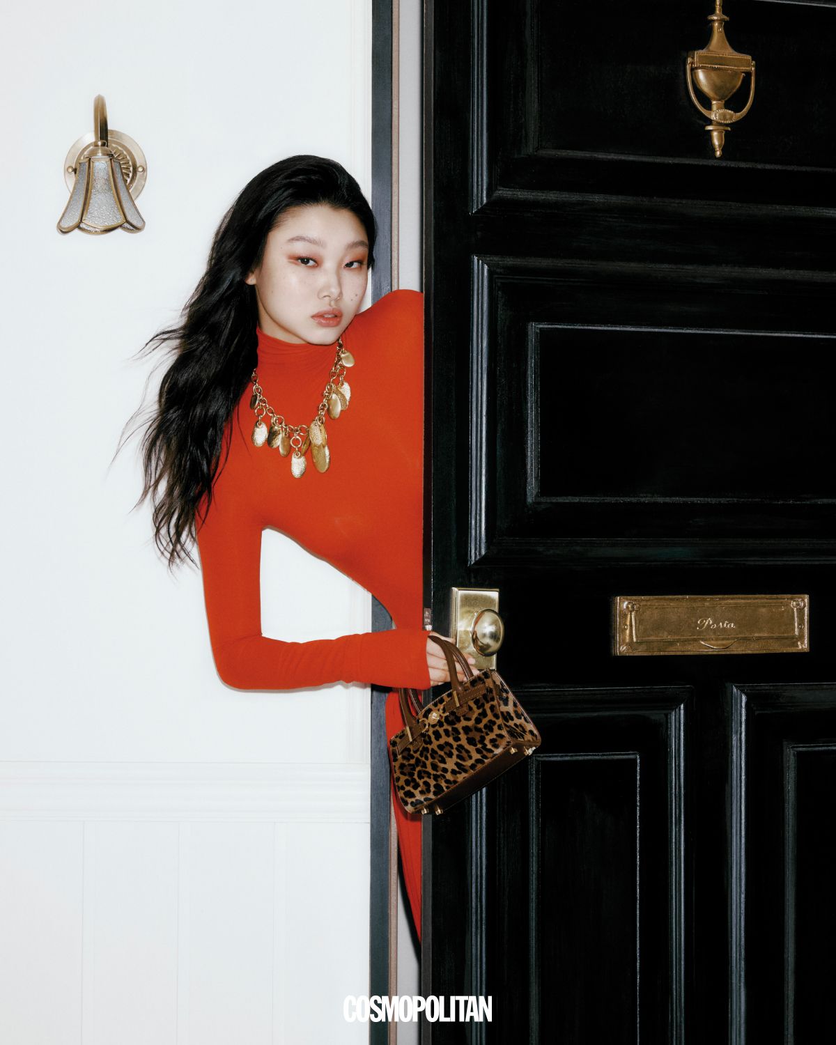 롱 드레스 가격미정 Ferragamo. 목걸이 1백77만원대 Chloé. 토트백 2백63만원 Versace.