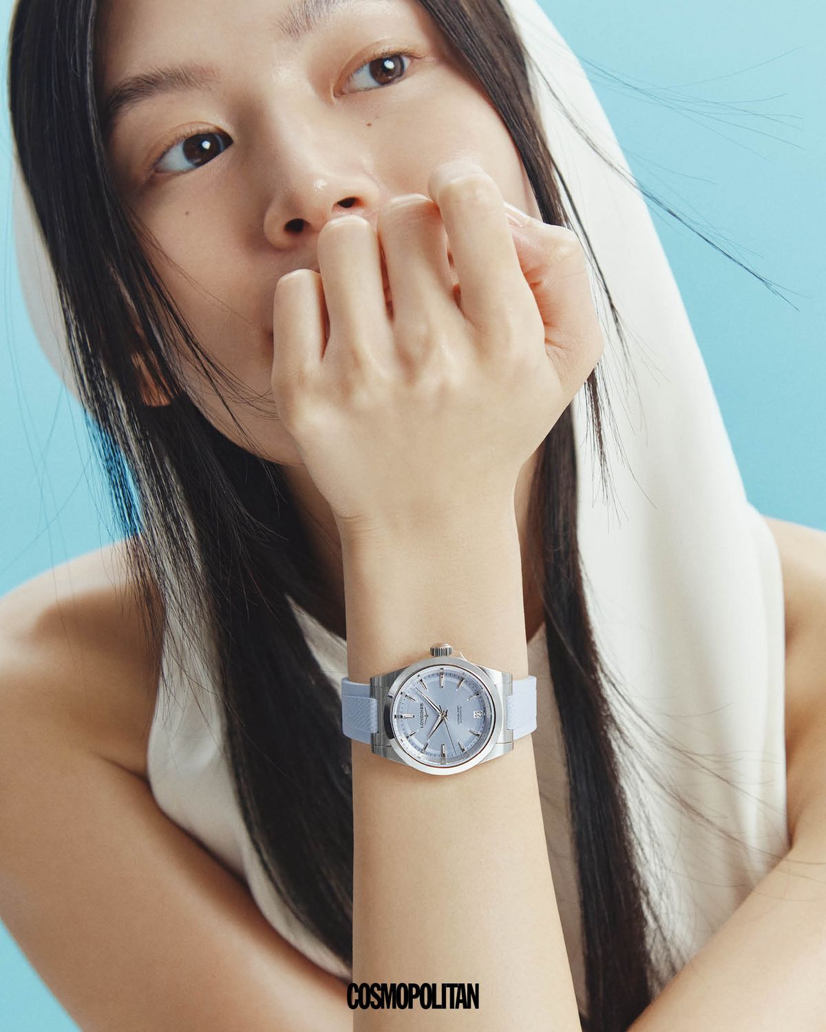 스테인리스 스틸 케이스와 블루 러버 스트랩의 론진 콘퀘스트 워치 2백90만원 Longines. 후드 드레스 Courrèges.