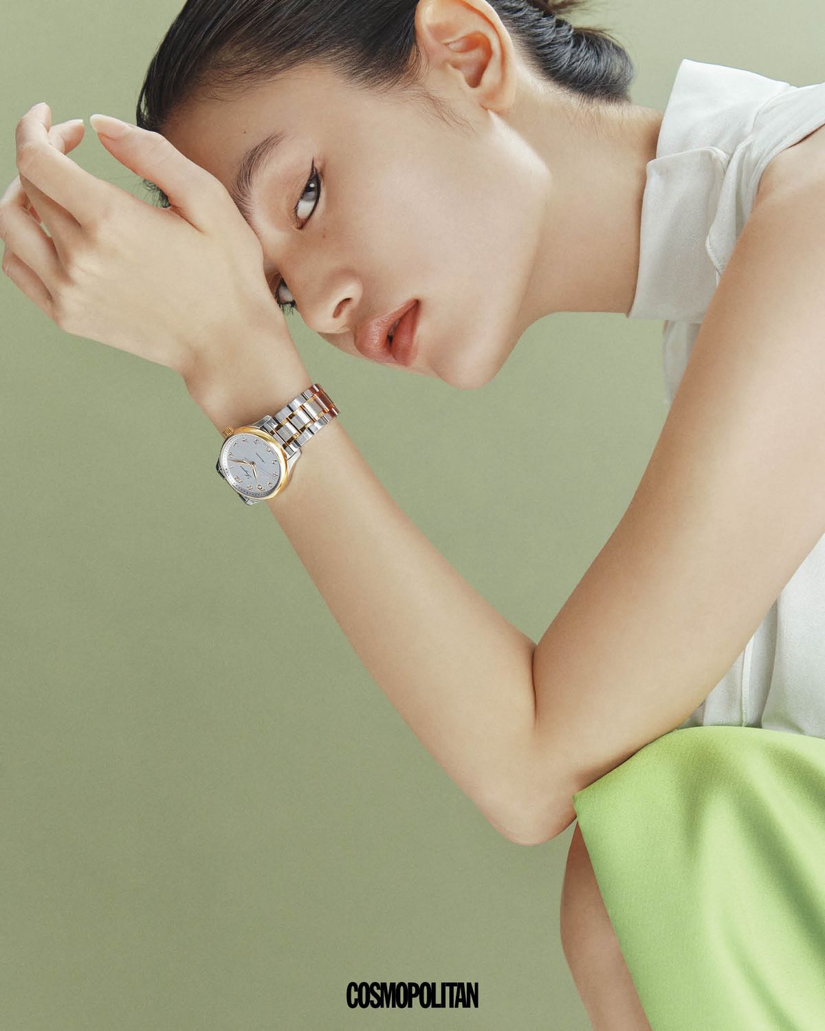 케이스와 브레이슬릿에 스테인리스 스틸과 18K 로즈 골드가 믹스된 론진 마스터 컬렉션 워치 5백20만원 Longines. 톱 Dohye Yun. 스커트 Philosophy.