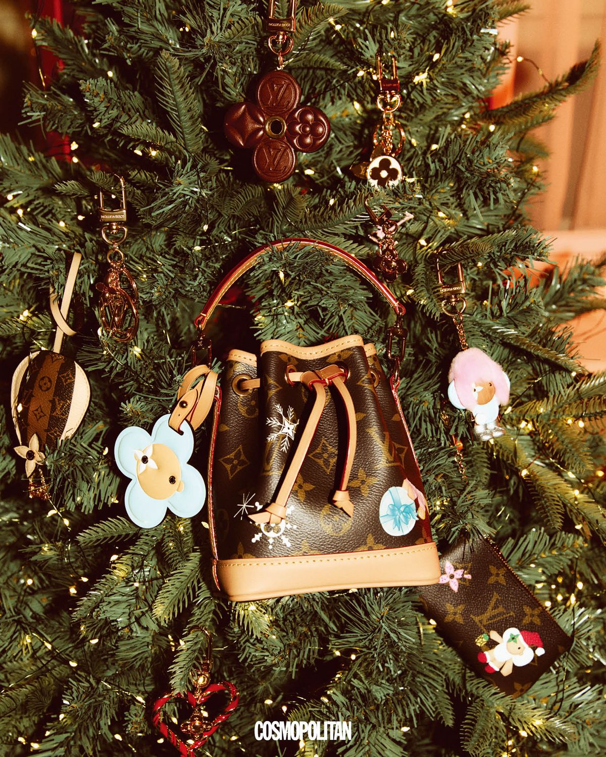 비비엔 Xmas 나노 노에 백, (왼쪽 아래부터 시계 방향으로)비비엔 Xmas 백 참, LV 스카이 백 참, LV 서클 백 참 & 키 홀더, 비비엔 Xmas 백 참 & 키 홀더, 스프링 스트리트 체인 백 참 & 키 홀더, 비비엔 Xmas 백 참, 비비엔 Xmas 백 참 & 키 홀더, 비비엔 Xmas 키 파우치 모두 Louis Vuitton.