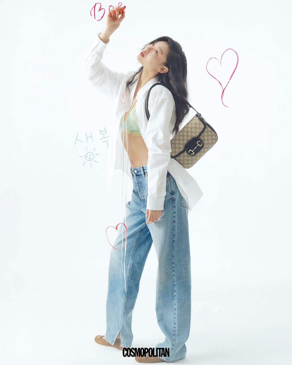 셔츠 1백55만원, 실크 브라톱 1백70만원, 데님 팬츠 2백10만원, 숄더백 가격미정, 스웨이드 발레리나 슈즈 1백26만원 모두 Gucci. 509 로소 앙코라 루즈 아 레브르 매트 립스틱 6만3천원 Gucci Beauty.