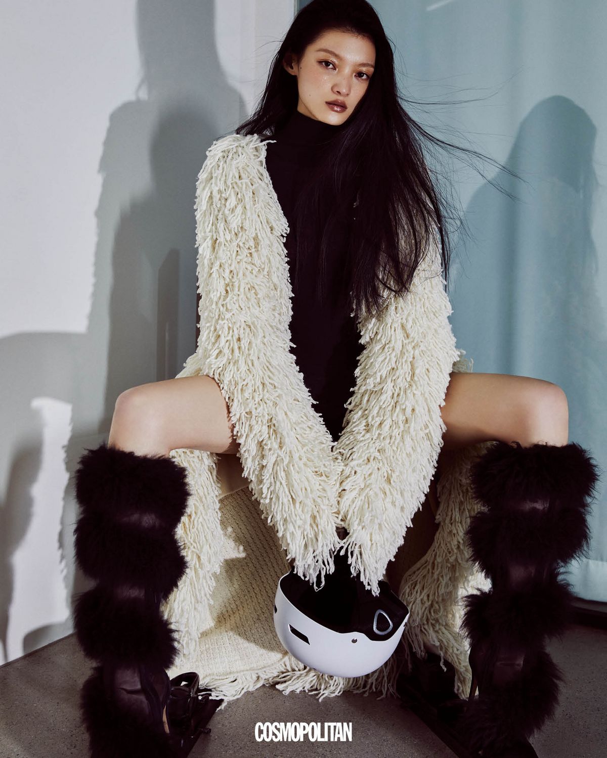 퍼 코트 가격미정 Gabriela Hearst. 보디슈트 가격미정 Alaïa. 퍼 롱부츠 3백48만원 Gianvito Rossi.