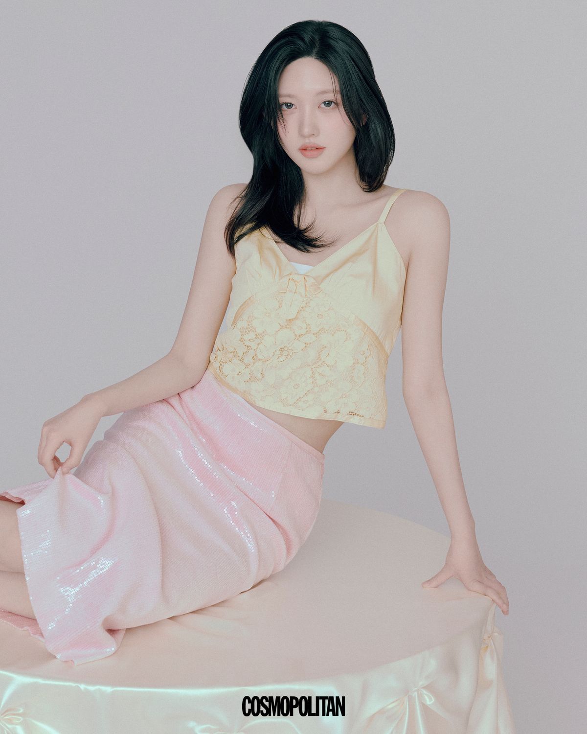 자연스러운 볼륨 웨이브가 돋보이는 가을의 헤어 스타일링은 기기가 모발에 가까워질수록 열을 자동으로 조절해 두피를 보호하는 ‘두피 보호 모드’를 켜고 ‘젠틀 드라이 노즐’을 부착해 머리를 말린 뒤, ‘플라이어웨이 스무더’ 노즐로 약간의 볼륨감이 느껴지는 웨이브를 넣었다. 슈퍼소닉 뉴럴 헤어 드라이어 59만9천원 Dyson.