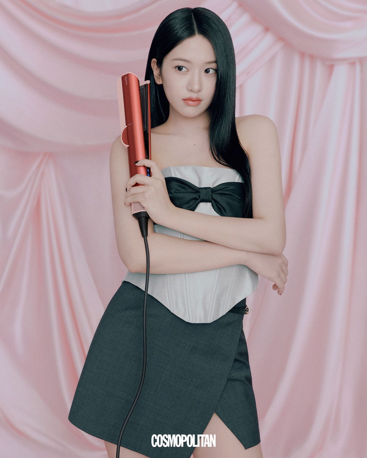 독보적인 오라와 어우러진 안유진의 스트레이트 스타일링이 시크한 무드를 배가시킨다. 머리카락에 과도한 열을 가하지 않고도 매끈한 머릿결을 완성시키는 '에어스트레이트 스트레이트너' 덕분이다. 더불어 바람의 온도를 초당 최대 16회까지 조절해 열로 인해 모발이 손상되는 현상도 방지한다. 홀리데이 한정판으로 출시된 컬러 역시 관전 포인트. 에어스트레이트 스트레이트너 스트로베리 브론즈/블러시 핑크 59만9천원 Dyson.