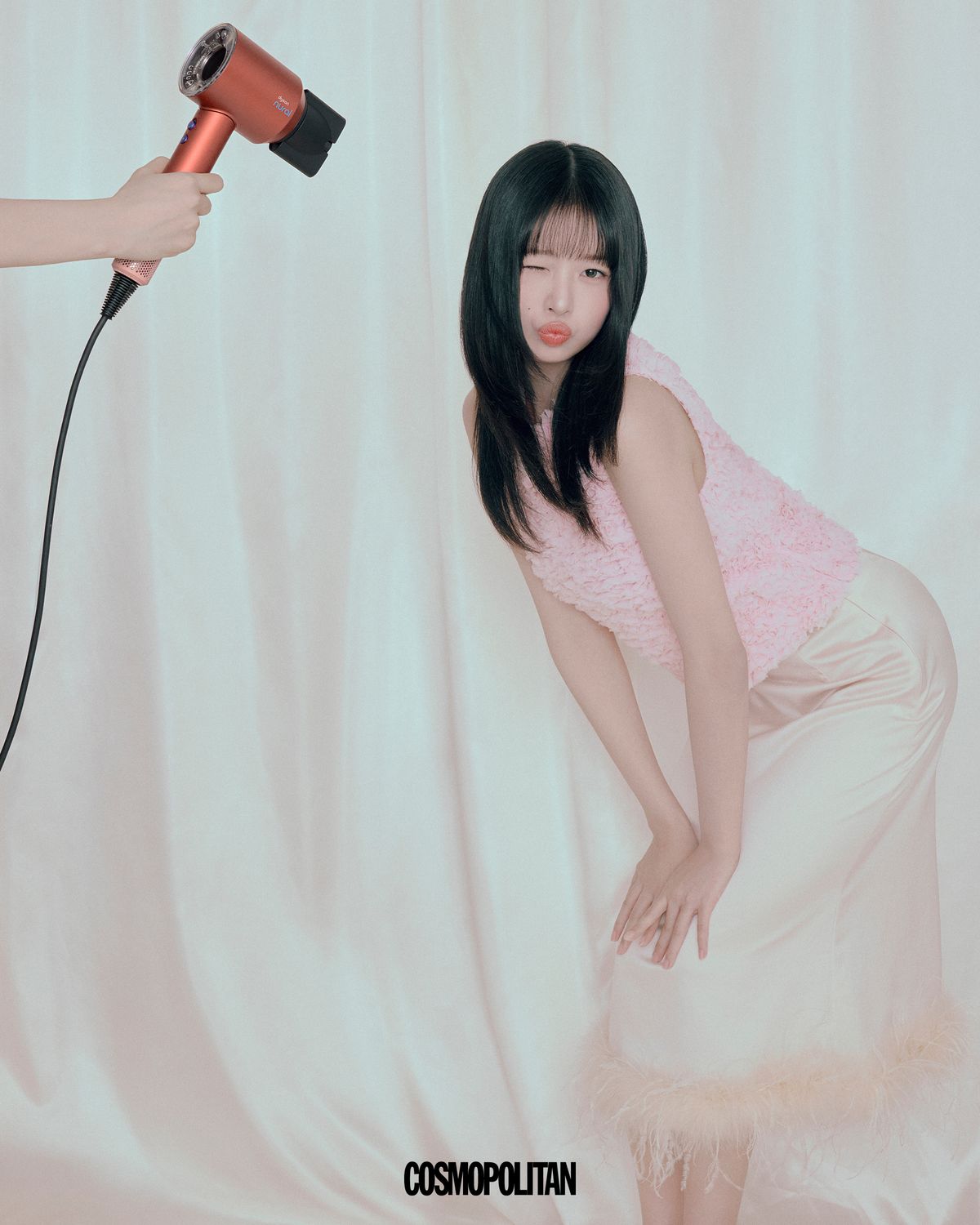 레이의 러블리한 볼륨 헤어는 얇지만 넓은 공기 블레이드로 정교한 스타일링을 가능하게 하는 노즐 ‘스타일링 콘센트레이터’로 앞머리를 포함한 모발 전체에 C컬을 넣고, 다시 ‘플라이어웨이 스무더’로 노즐을 바꿔 잔머리를 정돈했다. 슈퍼소닉 뉴럴 헤어 드라이어 스트로베리 브론즈/블러시 핑크 59만9천원 Dyson.