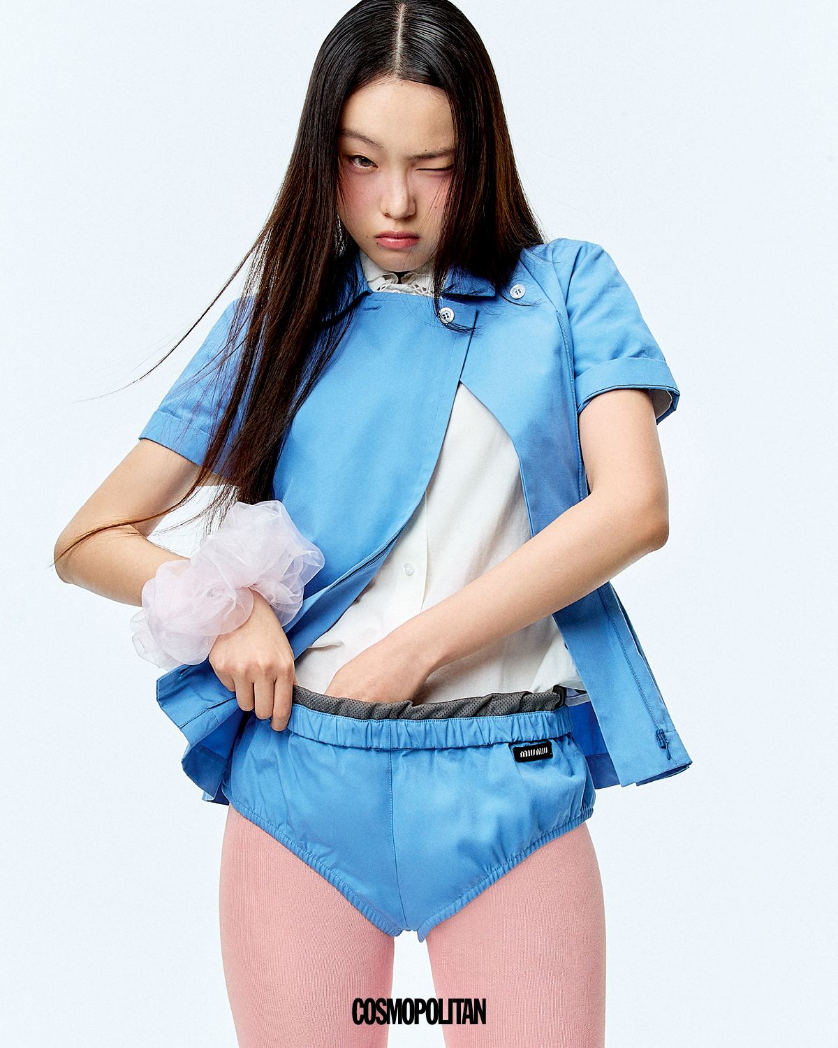 스카이블루 셔츠, 화이트 셔츠, 마이크로 쇼츠 모두 가격미정 Miu Miu. 스크런치 2만4천원 Charmy. 타이츠 에디터 소장품.