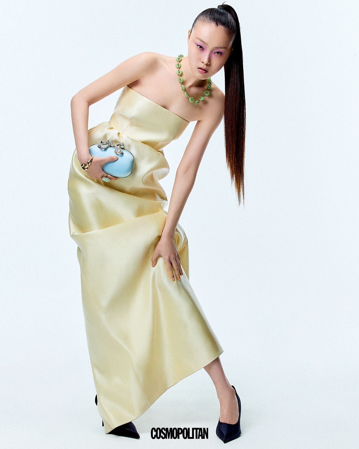 실크 드레스, 펌프스 힐 모두 가격미정 Prada. 클러치 62만원대 Self-Portrait. 비즈 목걸이 81만원 Loewe. 팔찌, 반지 모두 가격미정 Cholé.