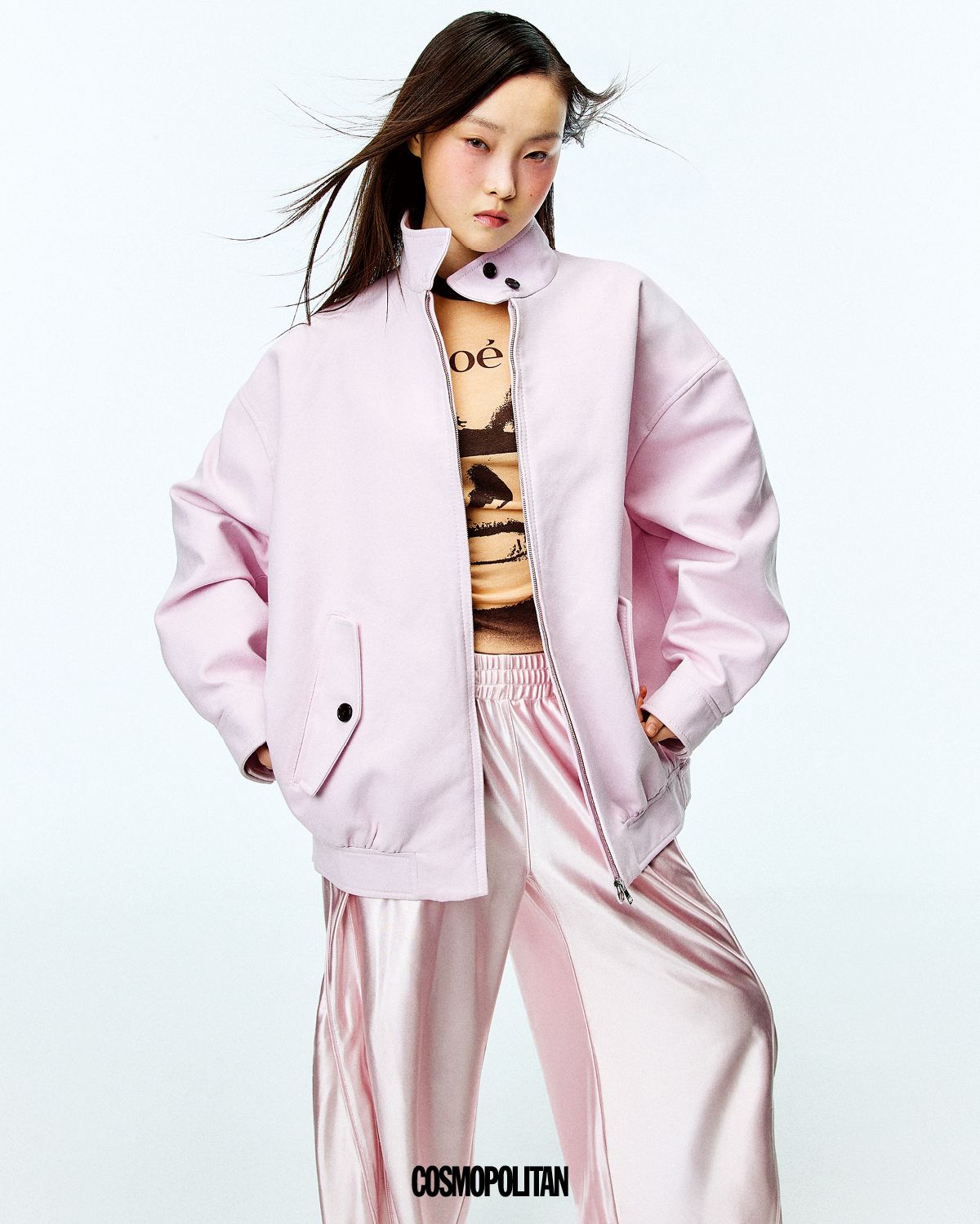 재킷 가격미정 Gucci. 티셔츠 가격미정 Cholé. 트랙 팬츠 1백5만원 Alexander Wang.